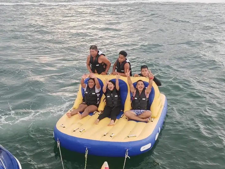 Bandwagon boat activity